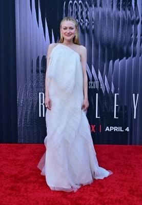 dakotafanningdaily-ripleylapremiere-0091.jpg