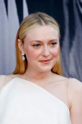 dakotafanningdaily-ripleylapremiere-0143.jpg
