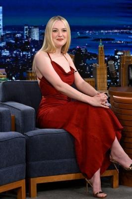 dakotafanningdaily-thetonightshow-05.jpg