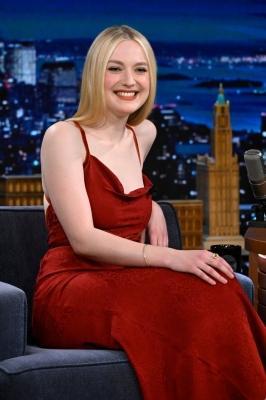 dakotafanningdaily-thetonightshow-07.jpg