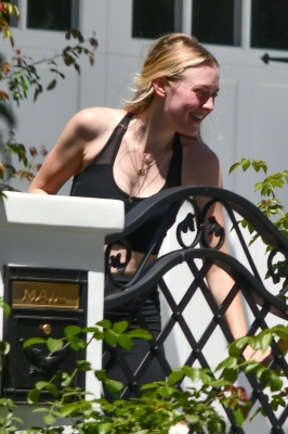 dakotafanningdaily-outsideherhomeinla-03.jpg