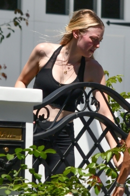 dakotafanningdaily-outsideherhomeinla-04.jpg
