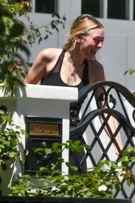 dakotafanningdaily-outsideherhomeinla-05.jpg