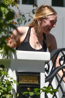 dakotafanningdaily-outsideherhomeinla-06.jpg