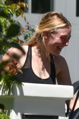 dakotafanningdaily-outsideherhomeinla-08.jpg