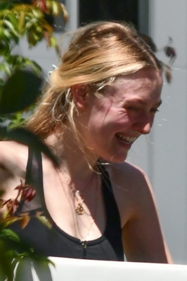 dakotafanningdaily-outsideherhomeinla-09.jpg