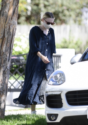 dakotafanningdaily-leavingherhomeinla-006.jpg