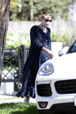 dakotafanningdaily-leavingherhomeinla-011.jpg