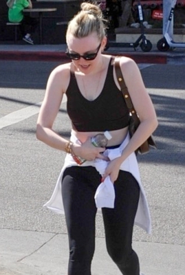 dakotafanningdaily-leavingerewhonmarket-01.jpg