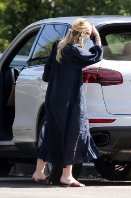 dakotafanningdaily-arrivingatherhomeinlosangeles-001.jpg