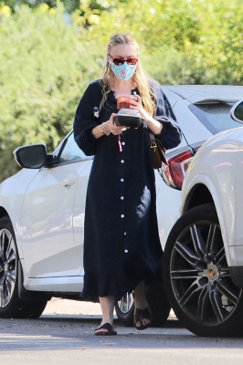 dakotafanningdaily-arrivingatherhomeinlosangeles-002.jpg