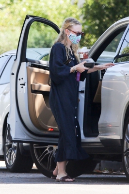 dakotafanningdaily-arrivingatherhomeinlosangeles-003.jpg