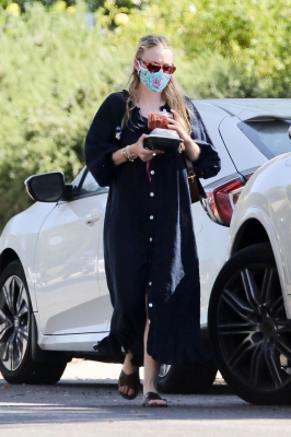 dakotafanningdaily-arrivingatherhomeinlosangeles-007.jpg