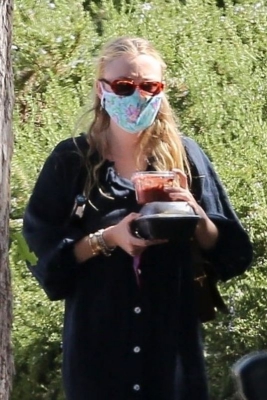dakotafanningdaily-arrivingatherhomeinlosangeles-010.jpg