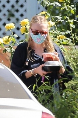 dakotafanningdaily-arrivingatherhomeinlosangeles-012.jpg