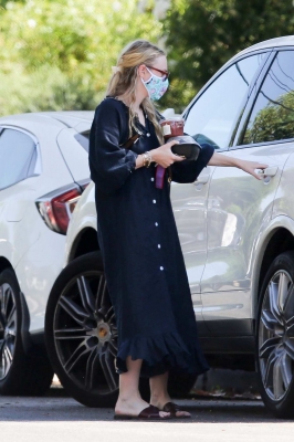 dakotafanningdaily-arrivingatherhomeinlosangeles-020.jpg
