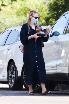 dakotafanningdaily-arrivingatherhomeinlosangeles-030.jpg