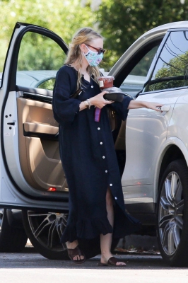 dakotafanningdaily-arrivingatherhomeinlosangeles-038.jpg