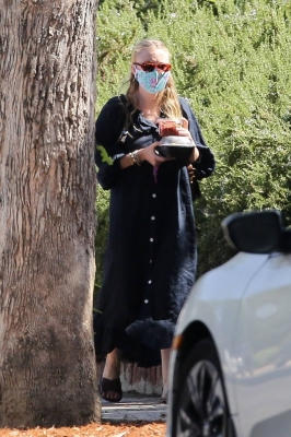 dakotafanningdaily-arrivingatherhomeinlosangeles-045.jpg