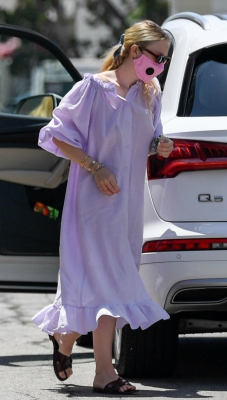dakotafanningdaily-arrivingataspainla-004.jpg