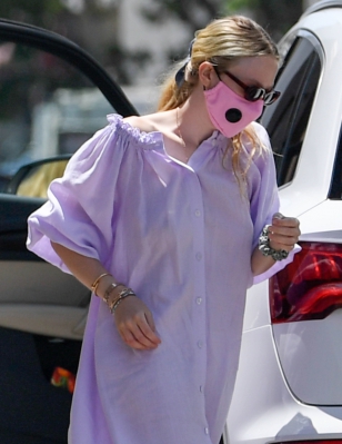 dakotafanningdaily-arrivingataspainla-006.jpg