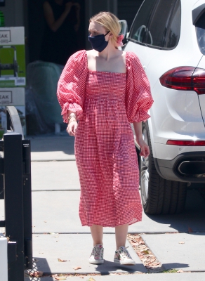dakotafanningdaily-outsideherhome-03.jpg