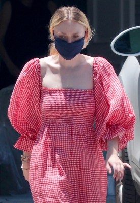 dakotafanningdaily-outsideherhome-08.jpg