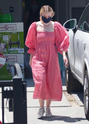 dakotafanningdaily-outsideherhome-09.jpg