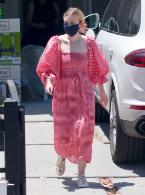 dakotafanningdaily-outsideherhome-12.jpg