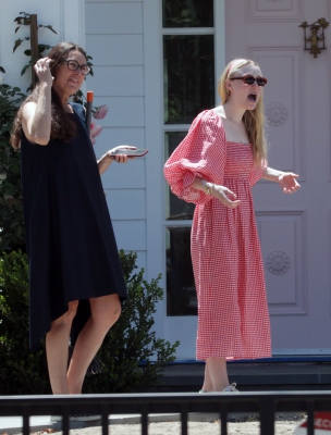 dakotafanningdaily-outsideherhome-21.jpg