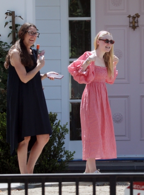 dakotafanningdaily-outsideherhome-23.jpg
