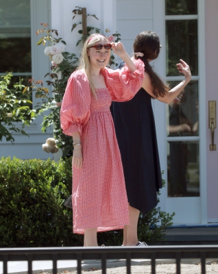 dakotafanningdaily-outsideherhome-26.jpg