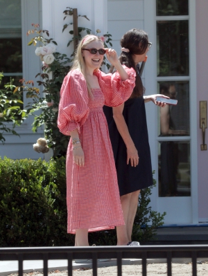 dakotafanningdaily-outsideherhome-30.jpg