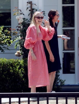 dakotafanningdaily-outsideherhome-31.jpg