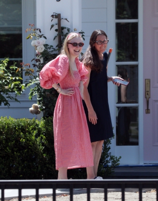 dakotafanningdaily-outsideherhome-33.jpg