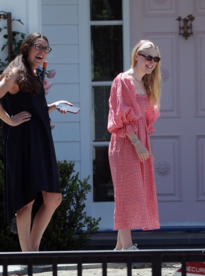 dakotafanningdaily-outsideherhome-34.jpg