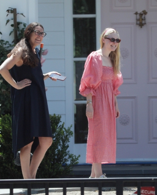 dakotafanningdaily-outsideherhome-35.jpg