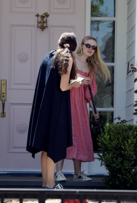 dakotafanningdaily-outsideherhome-36.jpg