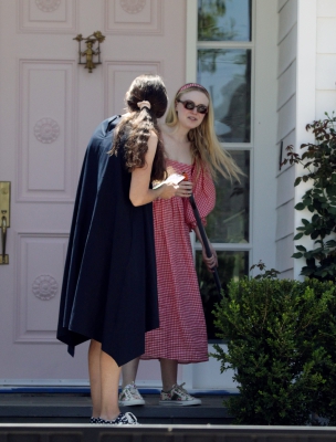dakotafanningdaily-outsideherhome-37.jpg