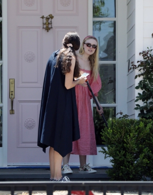dakotafanningdaily-outsideherhome-38.jpg