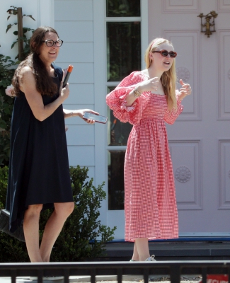 dakotafanningdaily-outsideherhome-39.jpg