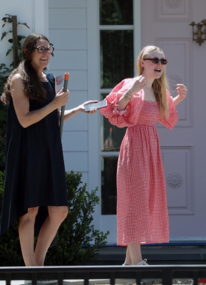 dakotafanningdaily-outsideherhome-41.jpg