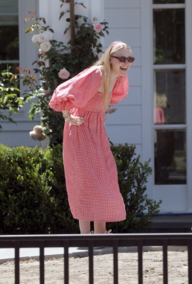 dakotafanningdaily-outsideherhome-45.jpg