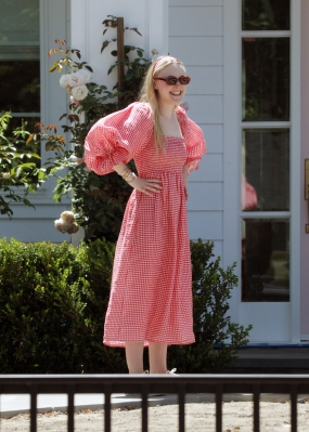 dakotafanningdaily-outsideherhome-46.jpg