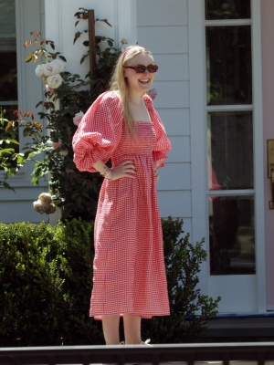 dakotafanningdaily-outsideherhome-47.jpg