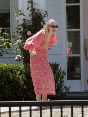 dakotafanningdaily-outsideherhome-48.jpg
