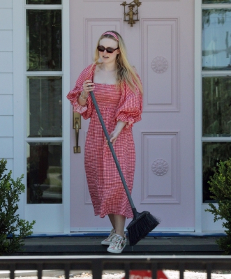 dakotafanningdaily-outsideherhome-50.jpg