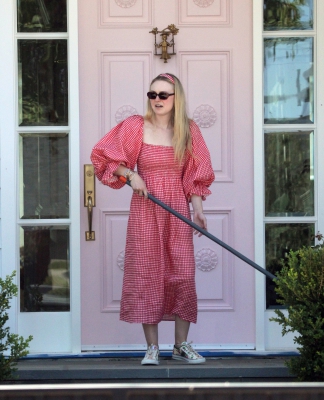 dakotafanningdaily-outsideherhome-51.jpg
