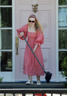 dakotafanningdaily-outsideherhome-52.jpg