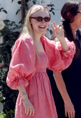 dakotafanningdaily-outsideherhome-54.jpg